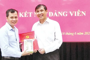 Đảng viên Trần Văn Hòa (bên trái), Quản lý sản xuất tại Công ty TNHH Sonion Việt Nam - Khu Công nghệ cao luôn có nhiều sáng kiến, tích cực thi đua lao động sản xuất. 