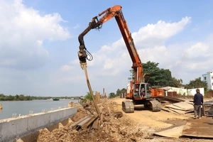 Công trường thi công dự án bờ kè sông Đồng Nai.