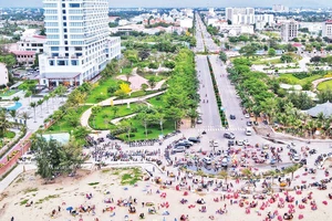 Khu vực Công viên biển Bình Sơn và bãi tắm Bình Sơn-Ninh Chữ, thành phố Phan Rang-Tháp Chàm thu hút đông đảo du khách vào dịp Tết. 