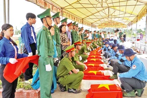 Cán bộ, chiến sĩ Đội K92 thực hiện nghi thức an táng liệt sĩ được quy tập về từ Campuchia. 