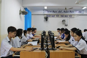 Học sinh Trường THPT Nguyễn Du (Quận 10) trong giờ học Tin học. (Ảnh THẾ ANH)