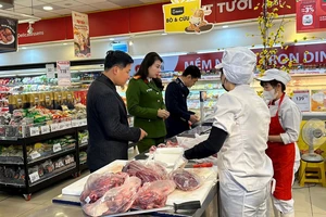 Đoàn kiểm tra liên ngành an toàn thực phẩm số 1 của thành phố Hà Nội kiểm tra một siêu thị trên địa bàn quận Tây Hồ. (Ảnh Thu Trang) 