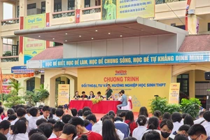 Hoạt động tư vấn tuyển sinh, hướng nghiệp cho học sinh tại Trường THPT Lý Thường Kiệt (Long Biên, Hà Nội). (Ảnh QUÝ TÙNG) 