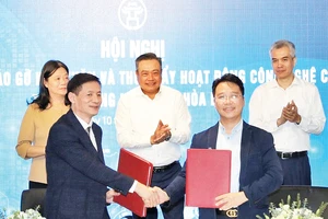 Lãnh đạo Ủy ban nhân dân thành phố Hà Nội chứng kiến ký kết và trao đổi thỏa thuận hợp tác tại hội nghị đối thoại tháo gỡ khó khăn và thúc đẩy hoạt động công nghệ cao tại Khu Công nghệ cao Hòa Lạc. (Ảnh TIẾN THÀNH) 