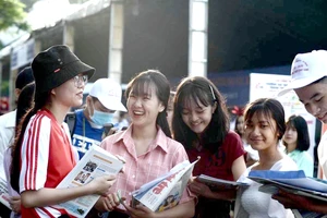 Học sinh tham gia Ngày hội tư vấn tuyển sinh - hướng nghiệp năm 2024 tại Thành phố Hồ Chí Minh. (Ảnh TỰ TRUNG)
