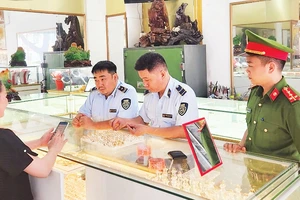 Cơ quan chức năng kiểm tra cửa hàng kinh doanh vàng trên địa bàn Thành phố Hồ Chí Minh. 