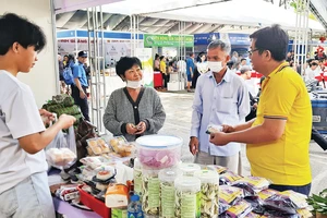 Người tiêu dùng đến tham quan, mua sắm tại Hội chợ, triển lãm sản phẩm nông nghiệp tiêu biểu, sản phẩm OCOP. 