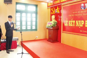 Lễ trao Quyết định kết nạp Đảng tại Trường THPT Tiền Phong, huyện Mê Linh. (Ảnh HOÀNG SƠN) 