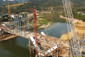 Thi công lắp đặt vòm thép cầu Phú Thịnh tại thành phố Lào Cai. 