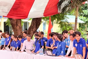 Cán bộ, đoàn viên và người dân tham gia Ngày hội chuyển đổi số xã Hòa Phước.