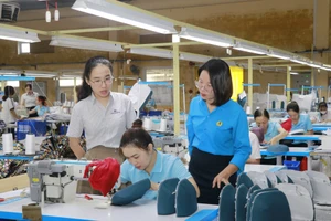 Liên đoàn Lao động thị xã Hương Trà, tỉnh Thừa Thiên Huế cùng lãnh đạo doanh nghiệp thăm hỏi, động viên người lao động Công ty cổ phần Da Giày Huế nhân Tháng Công nhân 2024. (Ảnh TRƯỜNG SƠN) 
