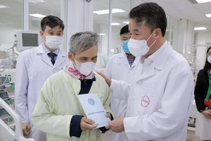 Tổng Giám đốc Bảo hiểm xã hội Việt Nam Nguyễn Thế Mạnh trao quà tặng người nhà bệnh nhân có hoàn cảnh đặc biệt khó khăn tại Bệnh viện Bệnh nhiệt đới Trung ương. 