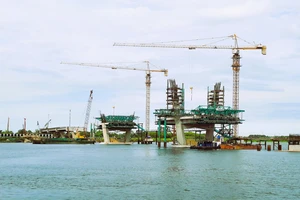 Công trình xây dựng cầu Thạch Hãn 1 thuộc Dự án đường ven biển nối hành lang kinh tế đông-tây tỉnh Quảng Trị, giai đoạn 1. 