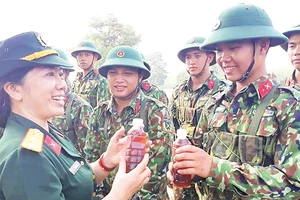 Những chai nước mát được các hội viên Hội Phụ nữ chuyển đến tận tay các chiến sĩ trong những phút giải lao trên thao trường.