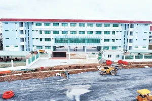Trường THCS Bình Trị Đông B, quận Bình Tân có quy mô 36 phòng học và các công trình phụ trợ, phấn đấu đưa vào sử dụng đúng dịp năm học mới 2024-2025. 
