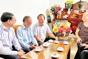 Lãnh đạo Thành phố Hồ Chí Minh thăm, tặng quà gia đình chính sách Trần Văn Tam tại huyện Côn Đảo. 