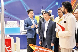 Đoàn doanh nghiệp cơ khí, điện, điện tử... Ấn Độ tìm hiểu các sản phẩm doanh nghiệp thuộc Hội HAMEE trưng bày tại Showroom ITPC. 