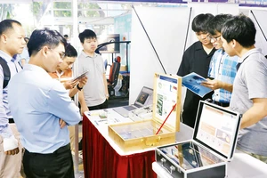 Các doanh nghiệp giới thiệu sản phẩm, ứng dụng tại Ngày hội kết nối đầu tư công nghệ bán dẫn thành phố Hà Nội năm 2024. 