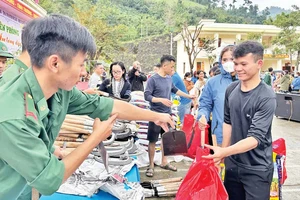 Hỗ trợ dụng cụ trồng trọt cho người dân vùng biên giới huyện Nam Giang. 