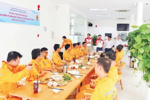 “Bữa cơm Công đoàn” cho người lao động tại Công ty Chế biến khí Vũng Tàu (tại tỉnh Bà Rịa-Vũng Tàu). 