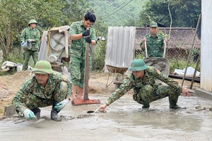 Bộ đội Đồn Biên phòng Tam Hợp, huyện Tương Dương, tỉnh Nghệ An hỗ trợ nhân dân làm đường giao thông. 