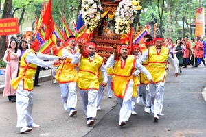 Nghi thức cung nghinh Thánh giá tại Lễ hội truyền thống “Thập tam trại” (quận Ba Đình). (Ảnh MỸ HÀ) 