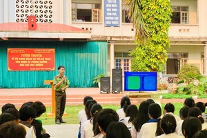 Trường THPT Tân Uyên (Lai Châu) tổ chức sinh hoạt chuyên đề với nội dung tuyên truyền về sử dụng mạng xã hội an toàn, văn minh và phòng chống bạo lực học đường.