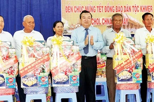 Phó Bí thư Thường trực Tỉnh ủy Tây Ninh Phạm Hùng Thái trao quà tặng bà con dân tộc Khmer nhân dịp Tết Chol Chnam Thmay. 