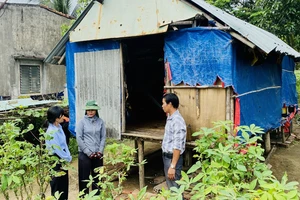 Cán bộ huyện Vân Canh, tỉnh Bình Định vận động người dân xóa bỏ nhà tạm, nhà dột nát. 