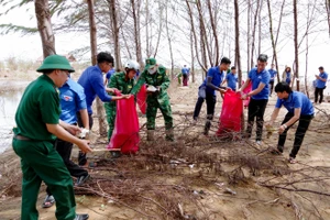 Bộ đội Biên phòng tỉnh Sóc Trăng tham gia dọn dẹp, làm sạch bờ biển. 