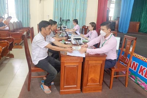 Giải ngân cho các hộ vay vốn chương trình học sinh, sinh viên tại Điểm giao dịch xã Sơn Trường, huyện Hương Sơn (Hà Tĩnh).