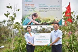 ABBANK trao tặng 50.000 cây giống gỗ lớn cho các hộ dân khó khăn tại xã Thượng Trạch (huyện Bố Trạch, tỉnh Quảng Bình).