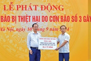 Phó Thống đốc Thường trực Ngân hàng Nhà nước Việt Nam Đào Minh Tú đại diện trao 38,4 tỷ đồng là đóng góp của ngành ngân hàng ủng hộ đồng bào bị thiệt hại do bão số 3.