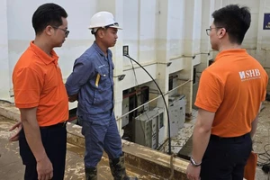 Cán bộ Ngân hàng SHB trực tiếp đến thăm hỏi, động viên đồng thời trao đổi, làm việc với các khách hàng nhằm nhanh chóng triển khai các phương án tái thiết hiệu quả.