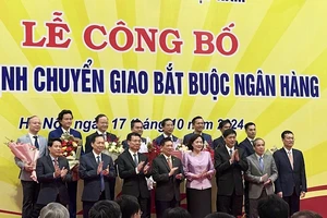 Các đại biểu tham dự Lễ chuyển giao bắt buộc ngân hàng. 