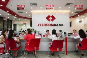 Giao dịch khách hàng tại Techcombank.