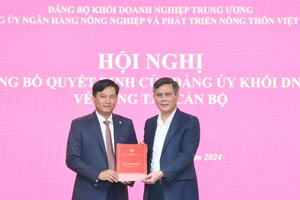 Đồng chí Trần Thắng trao Quyết định giao phụ trách Đảng bộ Agribank đối với Tổng Giám đốc Phạm Toàn Vượng.