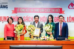 Ban tổ chức trao giải đặc biệt cho các tác giả của tác phẩm “Tín dụng chính sách xã hội - Trụ đỡ hợp “ý Đảng, lòng dân”.