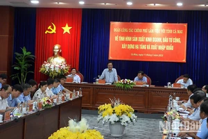 Đoàn công tác của Chính phủ do Bộ trưởng Lê Minh Hoan làm Trưởng đoàn làm việc với tỉnh Cà Mau vào sáng 11/5.
