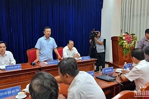 Trưởng Ban Tuyên giáo Tỉnh ủy Cà Mau (đứng) cung cấp thông tin về sự vào cuộc quyết liệt của lãnh đạo tỉnh về vụ clip ghi âm liên quan đến cán bộ huyện Phú Tân