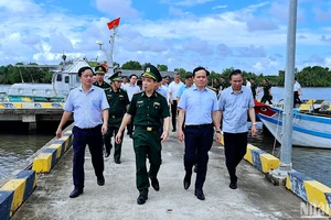 Phó Thủ tướng Trần Lưu Quang (thừ 2 từ phải qua) kiểm tra tình hình IUU tại Cà Mau vào trưa 26/6.