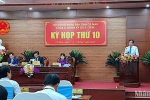 Chủ tịch Ủy ban nhân dân tỉnh Cà Mau Huỳnh Quốc Việt (đứng trên) tiếp phần trả lời chất vấn về nguyên nhân PCI giảm 26 bậc.