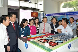 Doanh nghiệp tham quan trưng bày sản phẩm tại Hội chợ Triển lãm Quốc tế công nghệ ngành tôm Việt Nam lần thứ 4 năm 2023 tại thành phố Cần Thơ.