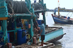 Một tàu cá của ngư dân Kiên Giang bị tấn công trong đêm, di chuyển vào bờ trình báo vụ việc đến cơ quan chức năng. 