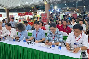 Ban giám khảo làm việc tại hội thi “Sản phẩm OCOP tiêu biểu vùng đồng bằng sông Cửu Long năm 2023”. 