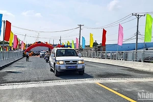 Thông xe cầu Ông Đốc nối đôi bờ thị trấn Sông Đốc (huyện Trần Văn Thời, tỉnh Cà Mau) vào sáng 10/12. 