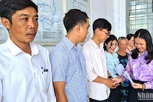 Trao quà Tết của Báo Nhân Dân và nhà tài trợ cho người dân xã Tạ An Khương Nam (huyện Đầm Dơi, tỉnh Cà Mau).