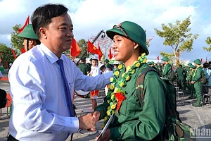 Ủy viên dự khuyết Trung ương Đảng, Chủ tịch Ủy ban nhân dân tỉnh Cà Mau Huỳnh Quốc Việt động viên tân binh lên đường làm nhiệm vụ bảo vệ Tổ quốc.