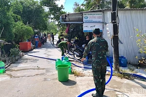 Các lực lượng vũ trang trên địa bàn xã Biển Bạch (huyện Thới Bình, tỉnh Cà Mau) chung tay đưa nước ngọt miễn phí đến người dân địa phương.