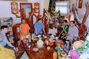 Bí thư Tỉnh ủy Cà Mau Nguyễn Tiến Hải (ngồi giữa) và lãnh đạo huyện Thới Bình trò chuyện cùng sư trụ trì chùa Rạch Giồng.